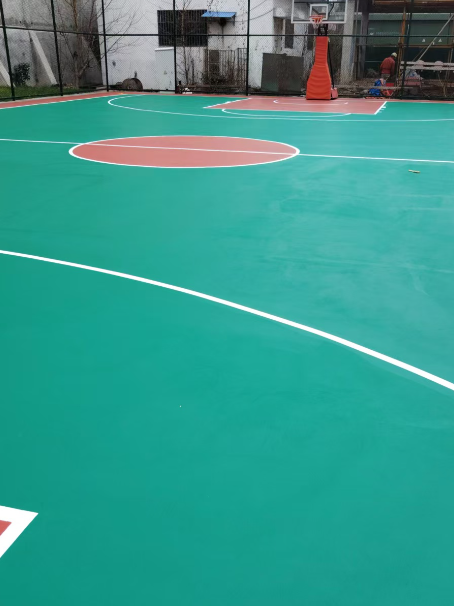 图木舒克 球场长期使用易出现地面开裂